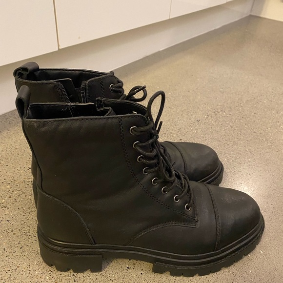 Like new water resistant Aldo combat boots with furry lining - Picture 3 of 3